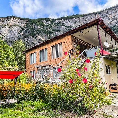 Guest House Oasis - Tvishi Bagian luar foto