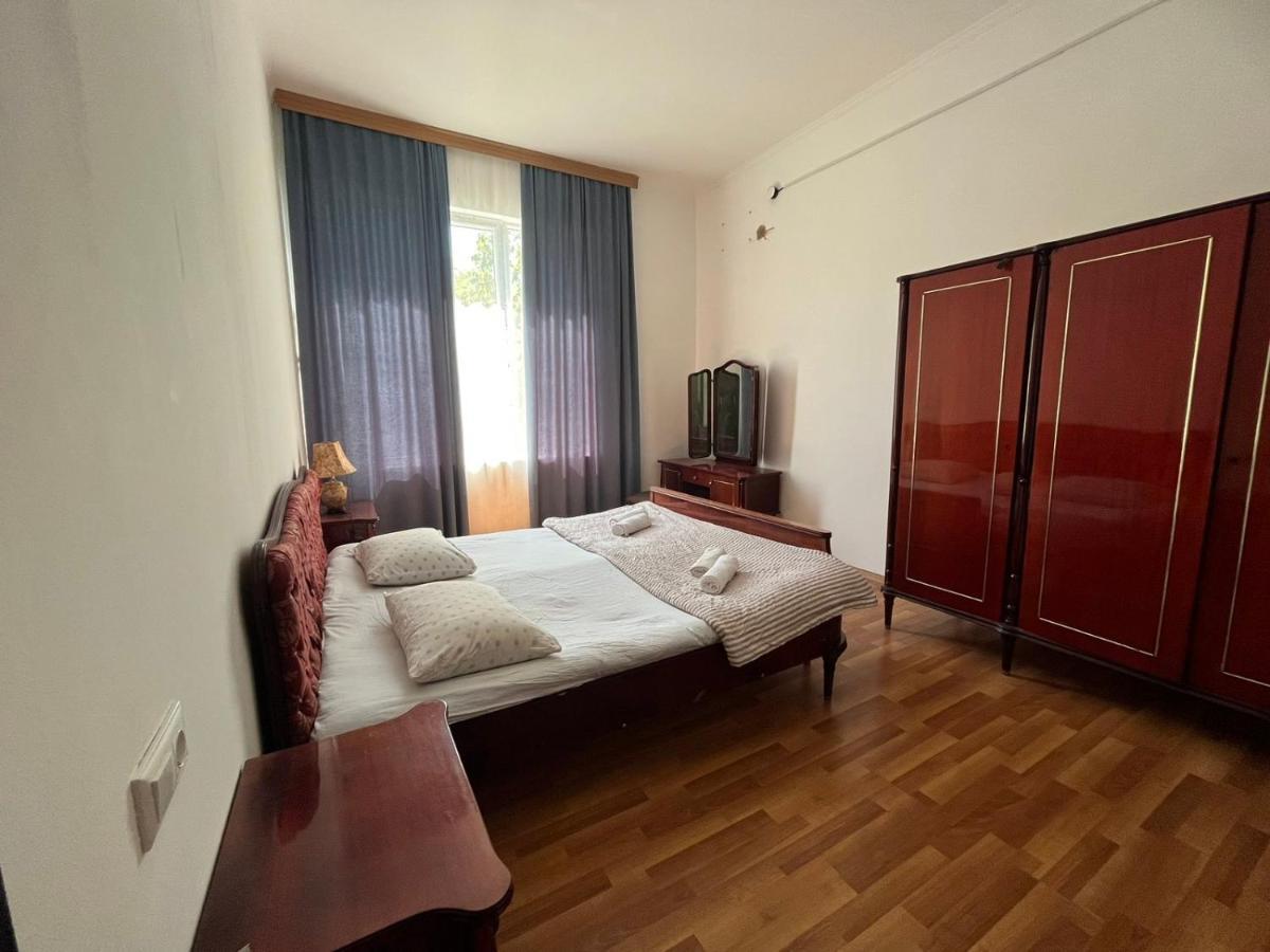 Guest House Oasis - Tvishi Bagian luar foto