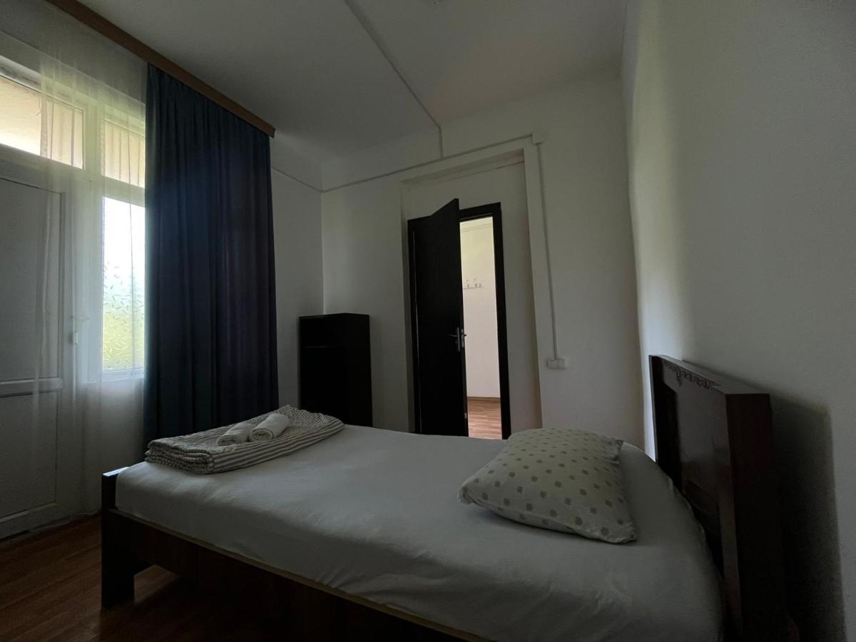 Guest House Oasis - Tvishi Bagian luar foto