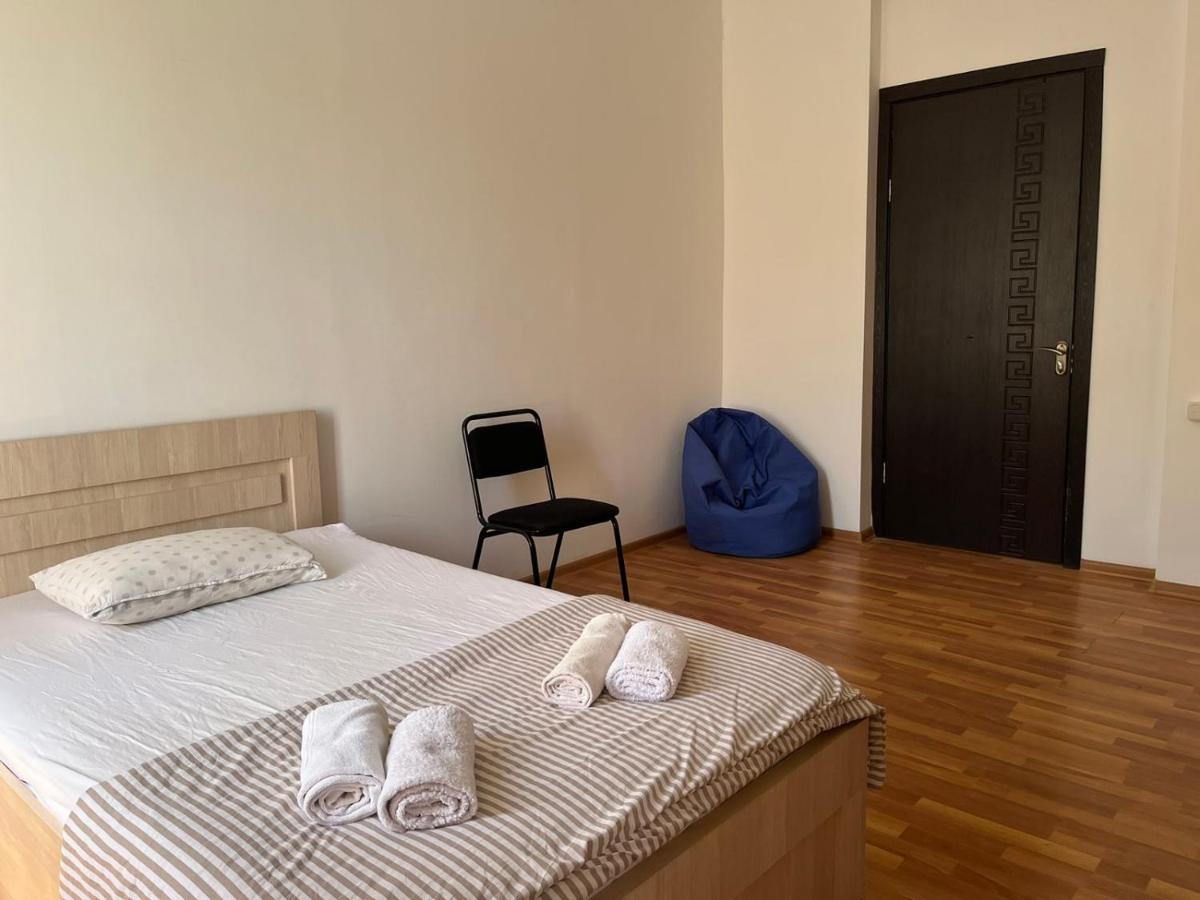 Guest House Oasis - Tvishi Bagian luar foto