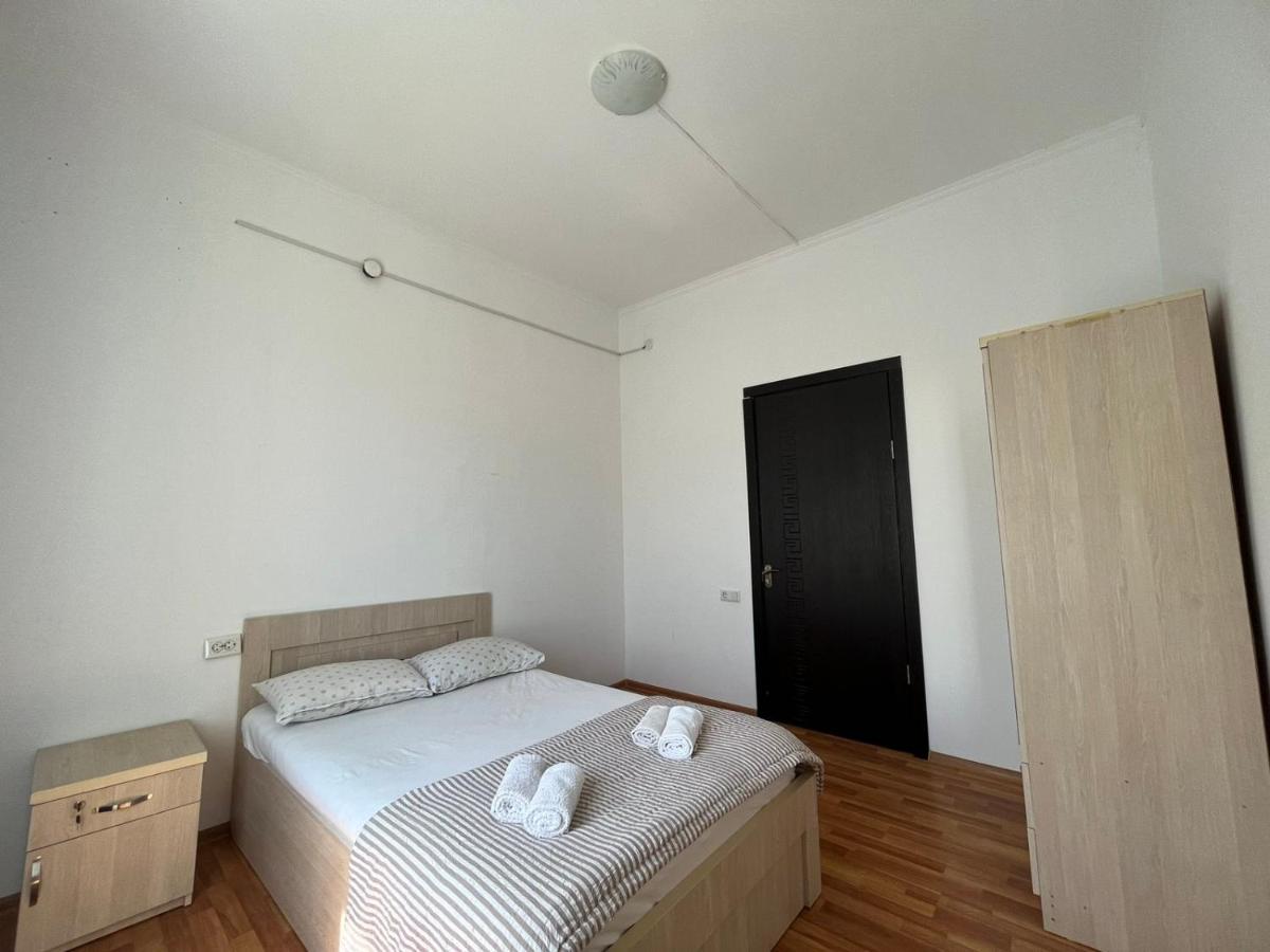 Guest House Oasis - Tvishi Bagian luar foto