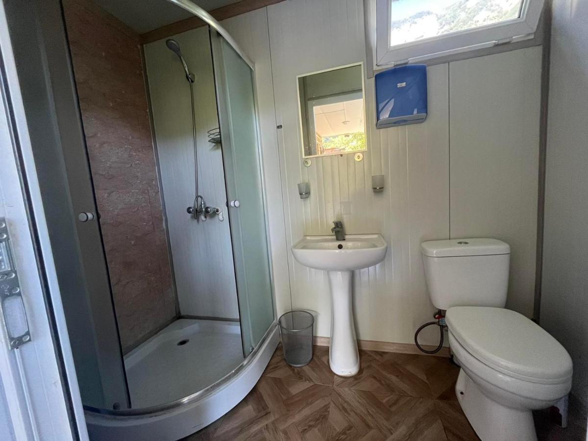 Guest House Oasis - Tvishi Bagian luar foto