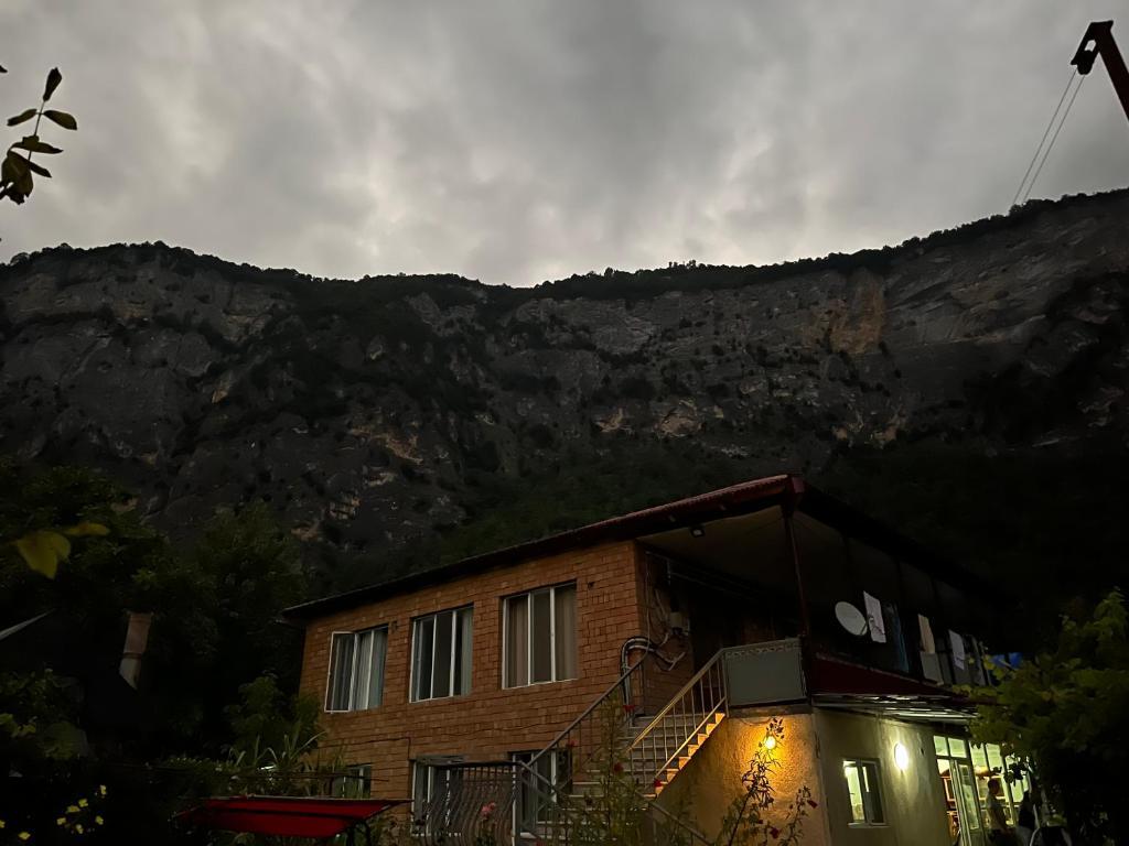 Guest House Oasis - Tvishi Bagian luar foto